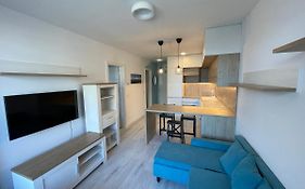 Modern And Quiet Apartment With Air Conditioning And Private Parking